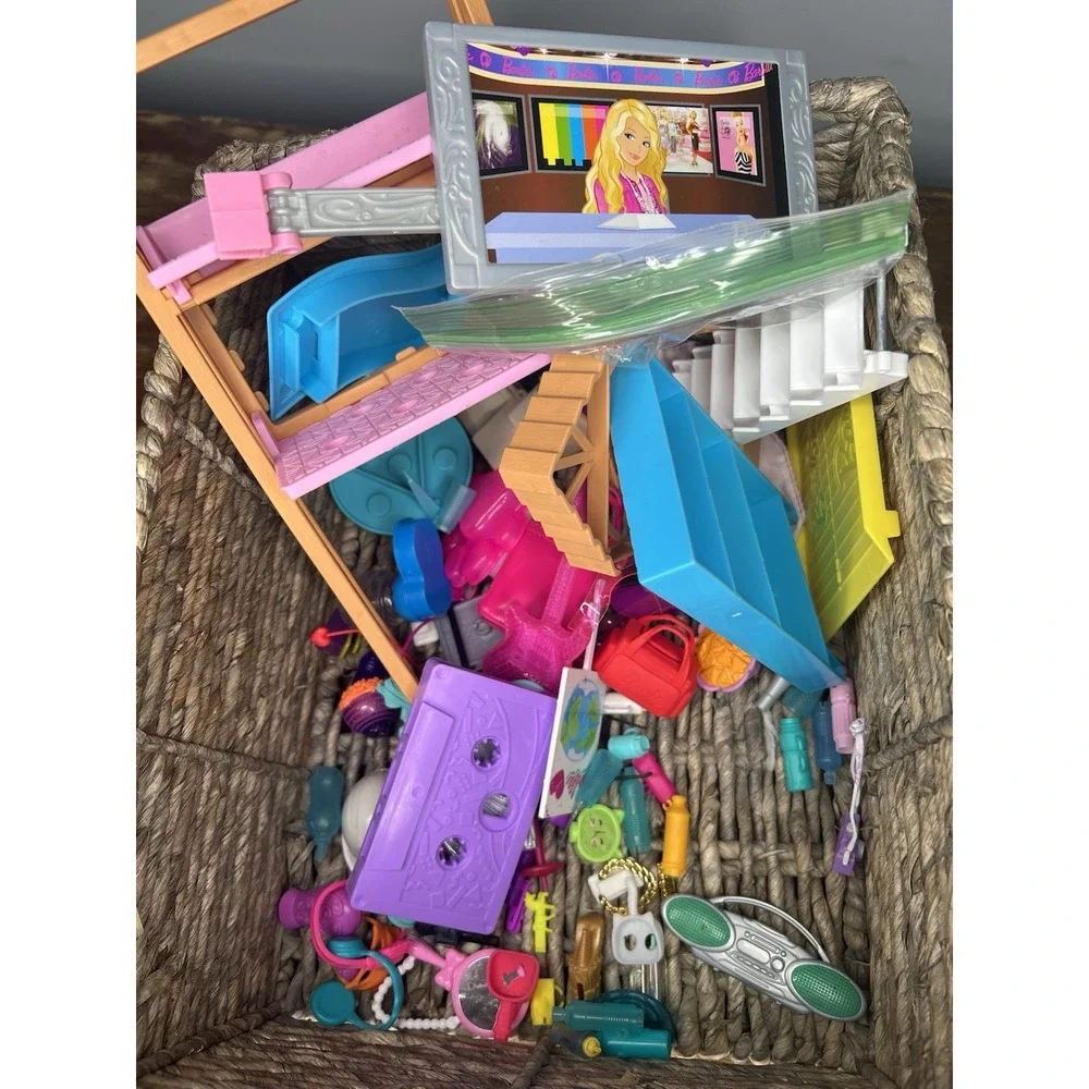 Barbie Mattel Mixed Lot Clothing And Accessories And Other Doll Accessories